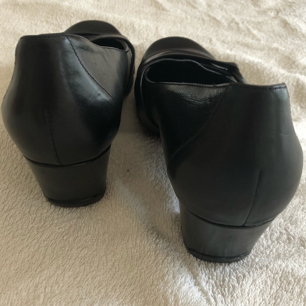Clark Artisan Black Leather Pump - Picture 3 of 7